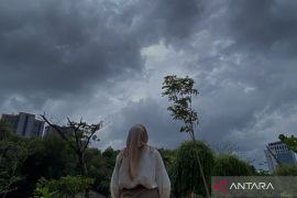 BMKG: Waspada angin kencang, hujan petir, dan banjir rob pada Jumat