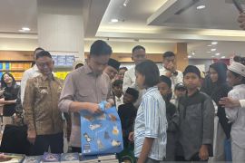 Gibran ajak puluhan siswa SR-panti asuhan di Pontianak berbelanja buku