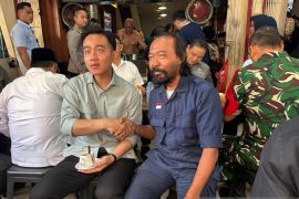 Wapres Gibran bertemu "Surya Paloh" di warung kopi Pontianak