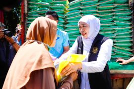 Gubernur Jatim kendalikan inflasi dengan gelar pasar murah di Sumenep