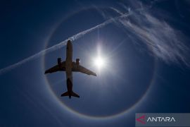 Melihat fenomena halo matahari di langit Batam