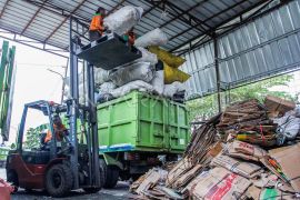 Aturan retribusi sampah masih dibahas DPRD DKI Jakarta