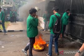 Mahasiswa bakar ban saat demo di DPR/MPR RI