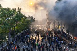Unjuk rasa di Surabaya sempat ricuh dan belasan motor terbakar