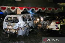 Massa anarkis bakar sejumlah mobil di kantor Gubernur Jateng
