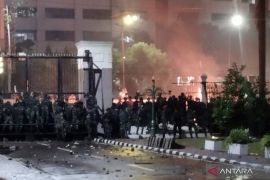 Massa unjuk rasa DPR bertahan hingga malam jebol pagar samping
