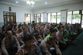 Polres Madiun-komunitas ojol gelar Shalat Gaib untuk Affan Kurniawan