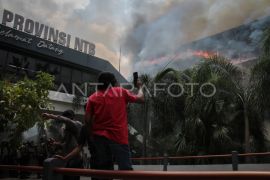 Polisi ringkus sejumlah pengunjuk rasa yang beraksi di gedung DPRD NTB