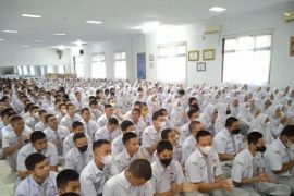 Dekat lokasi demonstrasi, SMA N 8 Pekanbaru dan SMK 2 Pekanbaru diliburkan