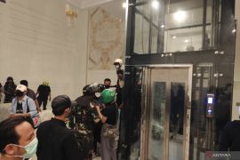 Walau sudah minta maaf, rumah Eko Patrio tetap dijarah massa