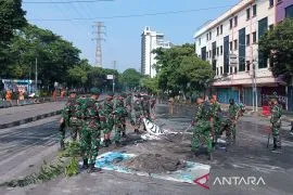 Petugas kebersihan bersama TNI mulai bersihkan jalan di kawasan Mako Brimob Kwitang