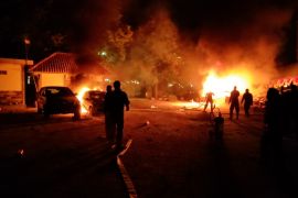 Massa bakar sejumlah mobil di kantor Gubernur Jateng