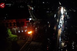 Massa masih bertahan di flyover Pasar Senen hingga dini hari
