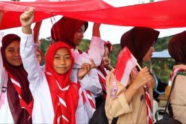 Semarak Gerakan Pembagian Bendera Merah Putih di Bone Bolango