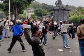 Tuntut tanggung jawab polisi, aksi solidaritas di Kota Semarang rusuh