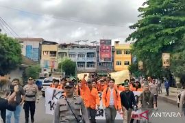 11 pelajar diamankan polisi dalam aksi demo di DPRD OKU