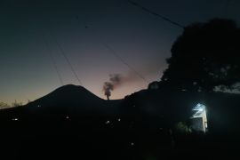 Badan Geologi ajak warga patuhi radius bahaya Gunung Lokon 