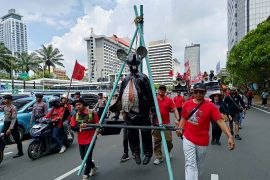 Massa Gebrak bawa patung tikus berdasi saat aksi di Patung Kuda
