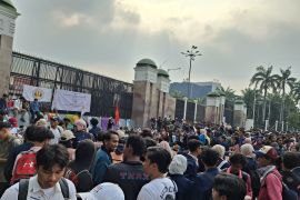 Ratusan mahasiswa lanjutkan unjuk rasa di DPR, desak tuntutan 17+8