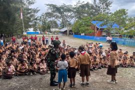 Satgas Yonif 521/DY beri wawasan kebangsaan bagi siswa SD Jayawijaya