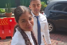 Istri Nadiem Makarim jenguk suaminya di rutan