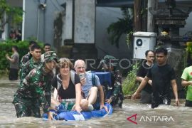 Tim SAR gabungan evakuasi korban banjir termasuk wisatawan di Bali