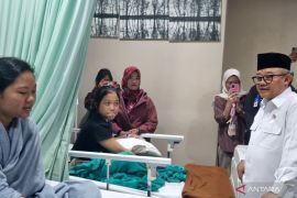 Mendikdasmen jenguk sejumlah murid SMKN 1 Cileungsi korban atap roboh