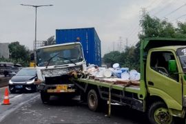 Sopir truk mengantuk tabrak truk cat di tol