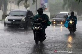 Sedia payung, BMKG: Mayoritas kota besar RI diguyur hujan pada Rabu