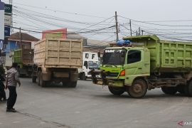 Warga di Tangerang hadang puluhan truk tambang langgar jam operasional