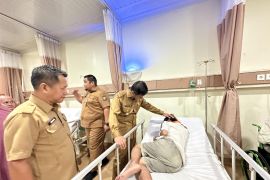 Bupati Kampar Ahmad Yuzar Jenguk anak terlantar di RSUD Bangkinang