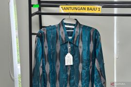 Baju sutra seharga Rp5.700 laku dilelang KPK senilai Rp2,6 juta