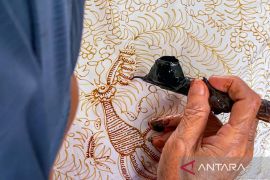 Menjaga napas batik complongan di tengah senja perajin tua