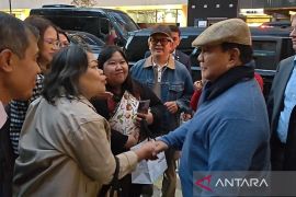 Bergaya kasual, Prabowo sapa diaspora  di depan hotel tempat menginap