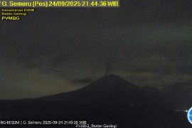 Gunung Semeru erupsi disertai letusan setinggi 900 meter Rabu malam