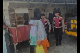 Polres Karimun bantu evakuasi siswa SMPN 2 diduga keracunan MBG