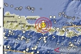 Gempa magnitudo 5,7 getarkan daratan Bali