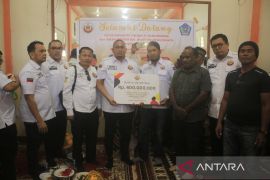 Waka Komisi VI DPR RI salurkan bantuan Rp400 juta ke pengungsi Yalimo