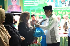 Gubernur Sulteng serahkan 1.000 paket sembako untuk guru Alkhairaat