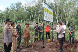 Cegah karhutla, Polres Dumai pasangi plang peringatan di lokasi rawan