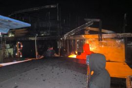 Tim tanggap darurat padamkan kapal wisata terbakar di Labuan Bajo