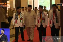 Prabowo diapit petinggi PKS yang bersyal Palestina saat hadiri Munas VI PKS