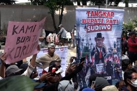 Temui peserta aksi Pati, KPK masih proses dugaan korupsi Sudewo