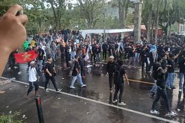 Pimpinan DPRD dan Kapolda Sulut saat menerima demonstran