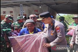 Tim gabungan salurkan bantuan Kemensos untuk korban gempa Pulau Sapudi
