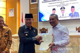 Sultra serahkan sertifikat tanah Sekolah Garuda ke Kemendiktisaintek