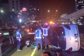 Petugas evakuasi mobil listrik yang kecelakaan di Tol Jakarta
