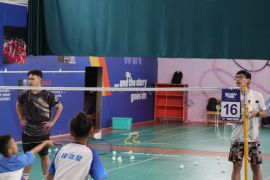 Melatih badminton sampai ke negeri China