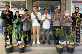 HPN, Bank Jateng Cabang Jepara bagikan puluhan bibit buah