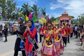 38 provinsi se-Indonesia ramaikan Pawai Taaruf STQH 2025 di Kendari